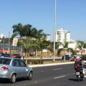 916 AV Rondon Pacheco  em frente ao Mc Donald's  FACE / viaduto da nicomedes SENTIDO / praia clube  BAIRRO / TABAJARAS 